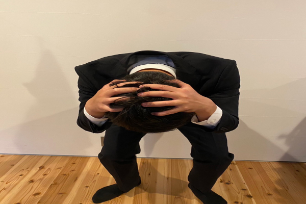 頭を抱えている画像