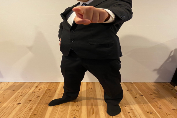 指をさしているポーズの画像