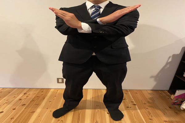 腕をクロスさせている画像